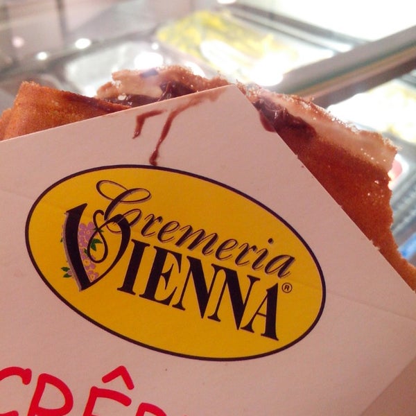 Photo taken at Cremeria Vienna by Regiane M. on 10/20/2014