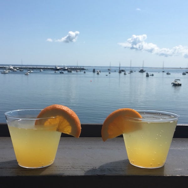 Foto scattata a Aqua Bar da Jennifa R. il 8/27/2017