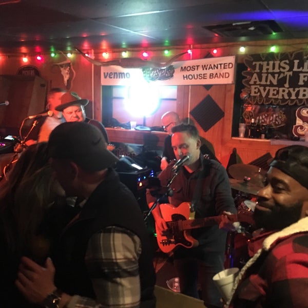 Foto scattata a Losers Bar da Jennifa R. il 11/10/2018