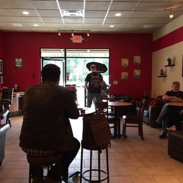 Foto diambil di Boulder Creek Coffee oleh Brandon M. pada 10/15/2014