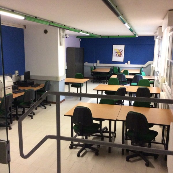 Отель рыжий. E room. E room. Спальня в азиатском стиле. Игровая комната компьютерная.