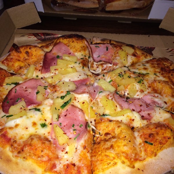 Das Foto wurde bei Trademark Pizza Company von Raquel F. am 3/7/2014 aufgenommen