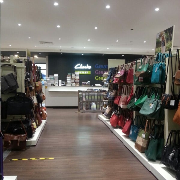 clarks outlet cheshire oaks