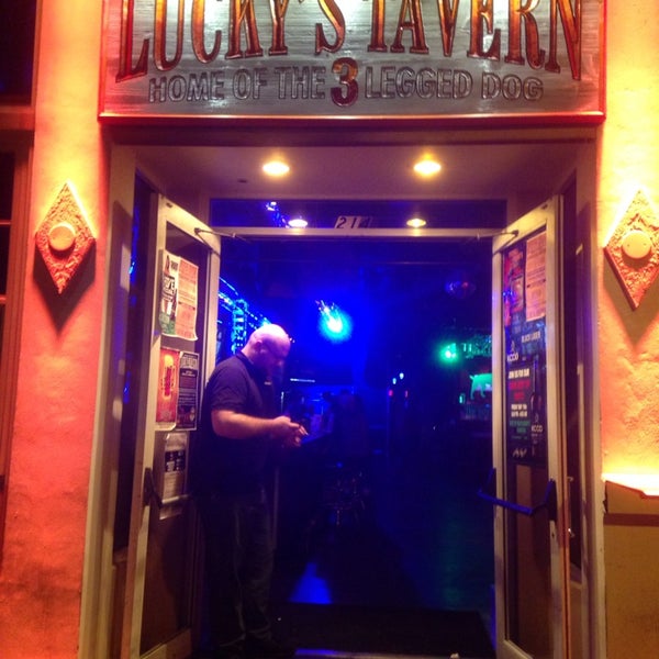 Foto diambil di Lucky&#39;s Tavern - Home of the 3 Legged Dog oleh Luiz C. pada 4/29/2014