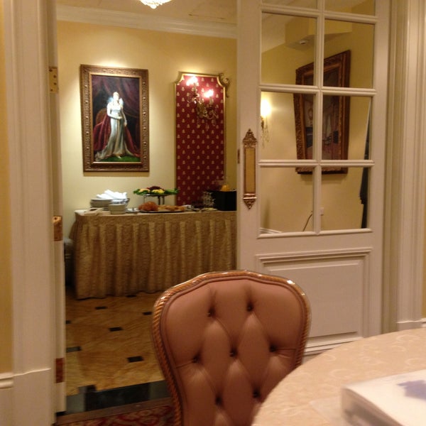 รูปภาพถ่ายที่ Le Pavillon Hotel โดย Tiffany R. เมื่อ 5/6/2013
