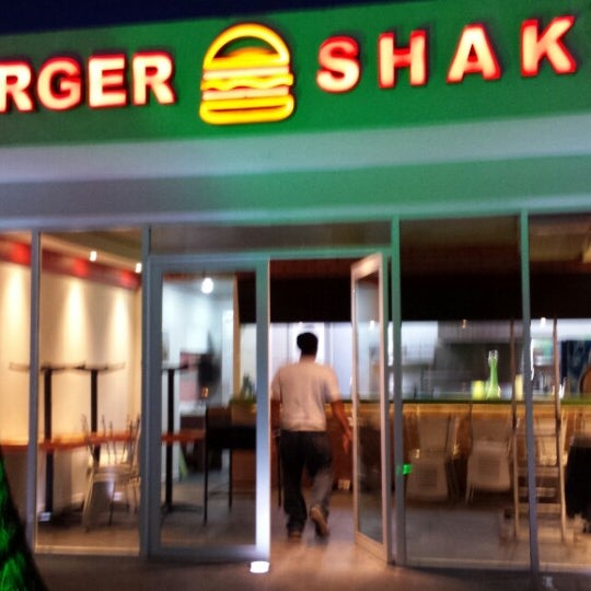 Foto diambil di Burger Shake oleh Emmanuel R. pada 12/21/2013