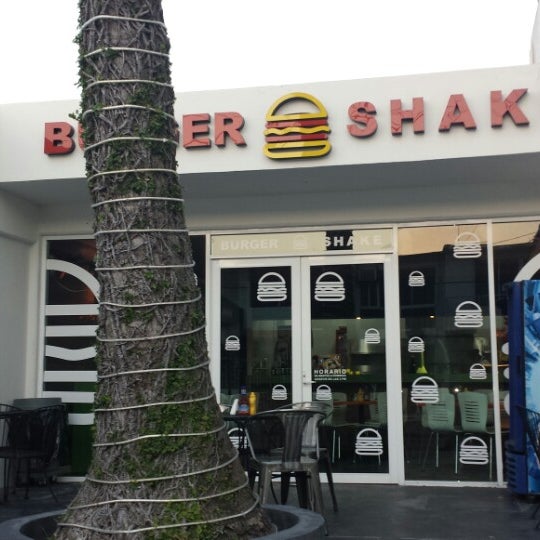 Foto scattata a Burger Shake da Emmanuel R. il 12/21/2013
