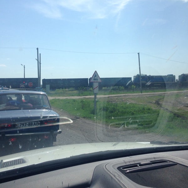 Жд переезд в быково. Жд шлагбаум черняховск. Переезд 22. Переезд 22. Машина вывозит старый стройматериал.