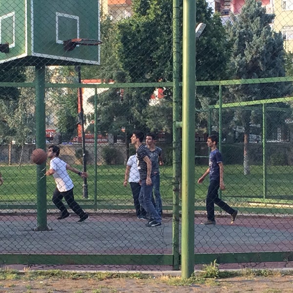 Нурсултан баскетбольная площадка под мостом