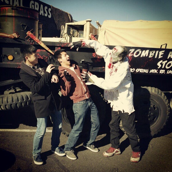 รูปภาพถ่ายที่ Zombie Apocalypse Store โดย Johnny L. เมื่อ 1/18/2013