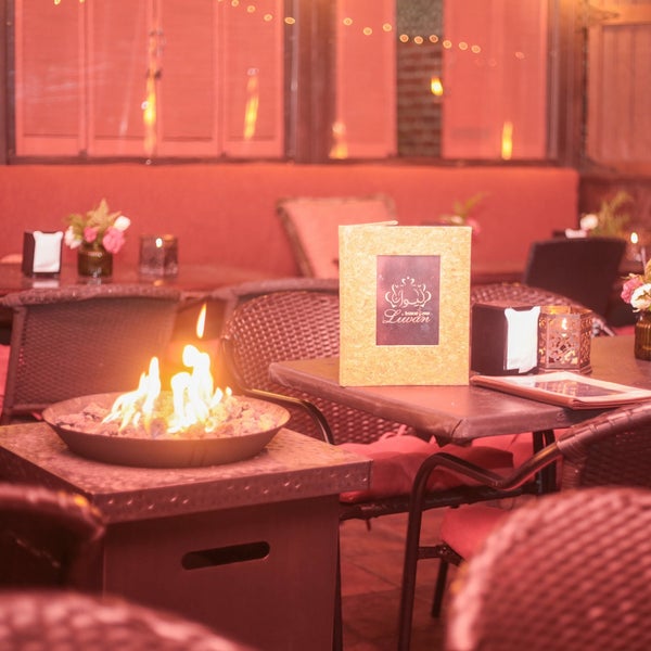 Foto tirada no(a) Liwan Restaurant &amp; Hookah Lounge por Liwan R. em 11/18/2015