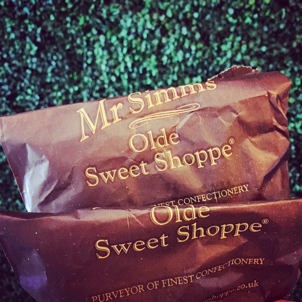 Foto tirada no(a) Mr Simms Olde Sweet Shoppe por Valerie C. em 4/4/2015