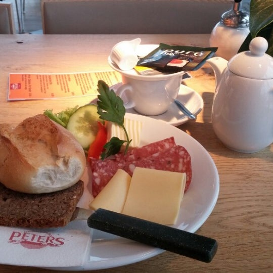 Foto diambil di Café &amp; Bäckerei Peters oleh Bullerbue pada 1/24/2015