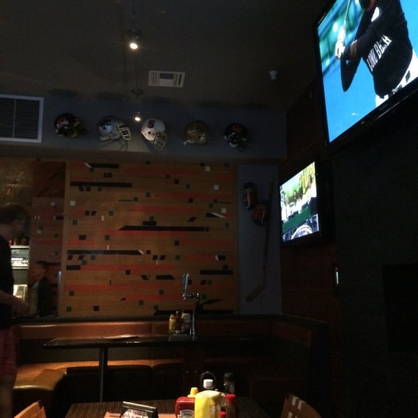 Foto tirada no(a) Knuckles Sports Bar por maria e. em 7/19/2014