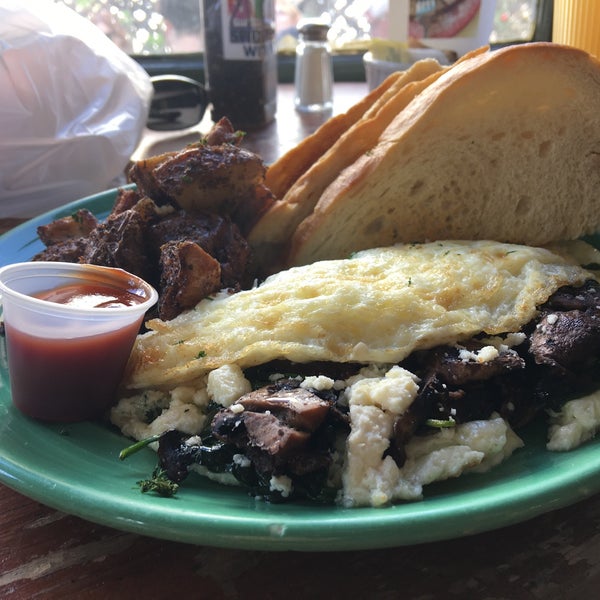 I had my last brunch of 2017 at Grub and it was well worth it....i had egg white omelette with mushrooms, onions and feta cheese....with those amazingly cooked home fries....definitely worth it 😋