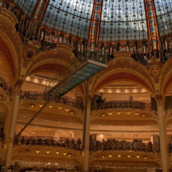 Photo taken at Galeries Lafayette Haussmann by Mike D. on 8/2/2022