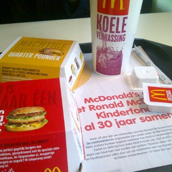 รูปภาพถ่ายที่ McDonald&#39;s โดย Willem W. เมื่อ 6/10/2012
