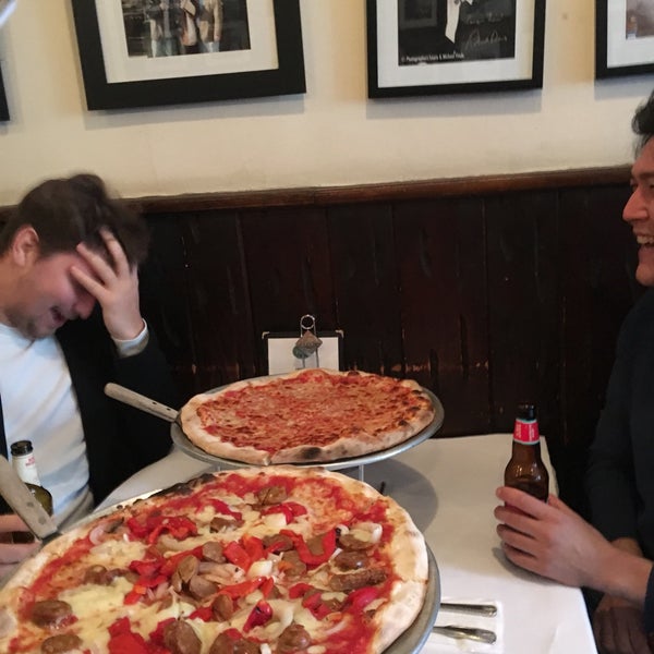 Foto tomada en Patsy&#39;s Pizza - East Harlem  por Erika S. el 12/31/2017