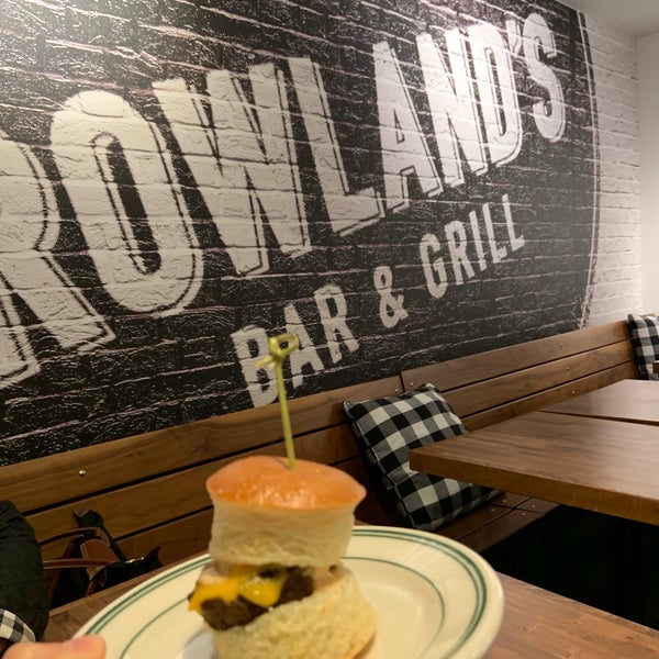 Foto tirada no(a) Rowland’s Bar &amp; Grill por Erika S. em 4/16/2019