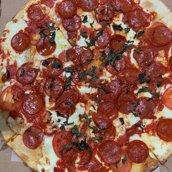 Foto scattata a Michael Angelo&#39;s Pizza da Erika S. il 5/12/2019