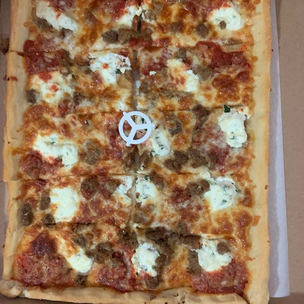 Снимок сделан в Rizzo&#39;s Fine Pizza пользователем Erika S. 9/7/2019