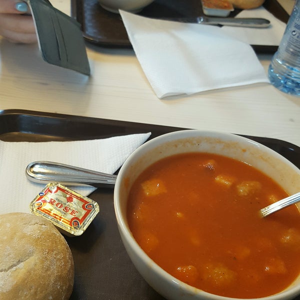 Bowl of soup. Soup me. Soup me. Минестроне без макарон. Soup with long croutons.