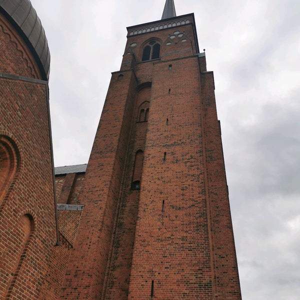 Das Foto wurde bei Roskilde Domkirke | Roskilde Cathedral von RONI! 🕊 am 10/17/2020 aufgenommen
