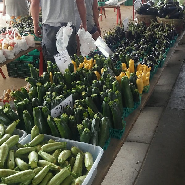 รูปภาพถ่ายที่ West Allis Farmers Market โดย Scooter เมื่อ 8/13/2016