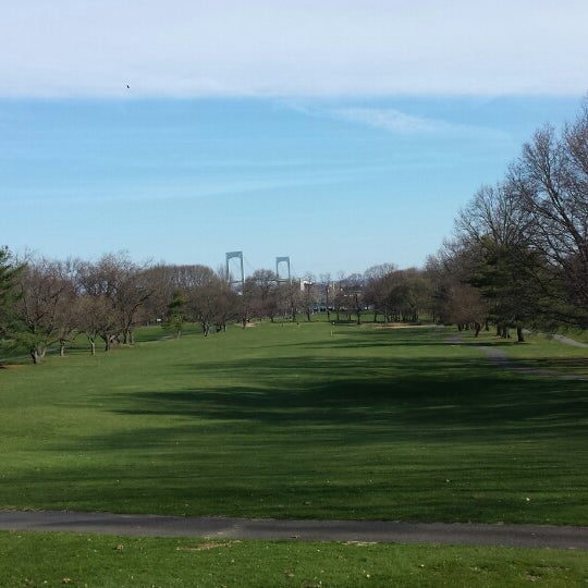Foto tirada no(a) Clearview Park Golf Course por drew c. em 4/20/2014