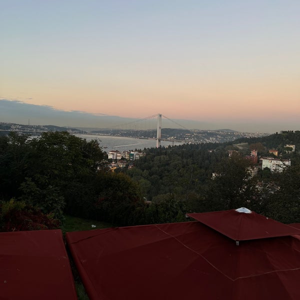 Das Foto wurde bei Dilruba Restaurant von Nilüfer Ç. am 10/22/2022 aufgenommen