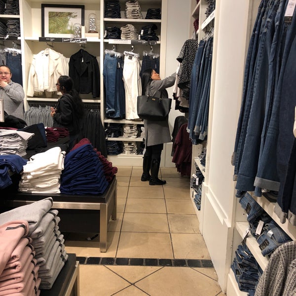 banana republic 34th street hours