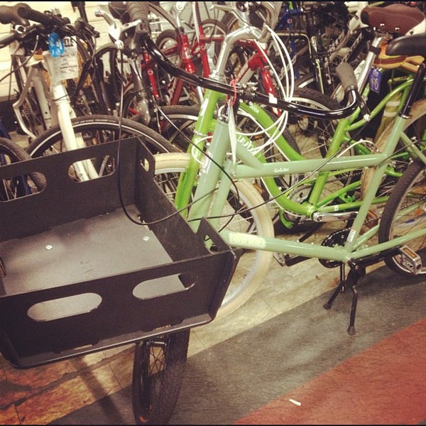 รูปภาพถ่ายที่ Bicycle Michael&#39;s โดย Jennilee S. เมื่อ 5/2/2013