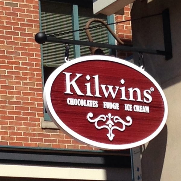 Foto diambil di Kilwins Chocolates &amp; Ice Cream oleh Juliana L. pada 6/15/2014