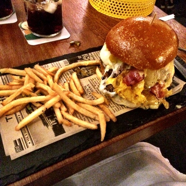 Снимок сделан в Max Fifty Burger &amp; Bar пользователем Randall B. 6/21/2014