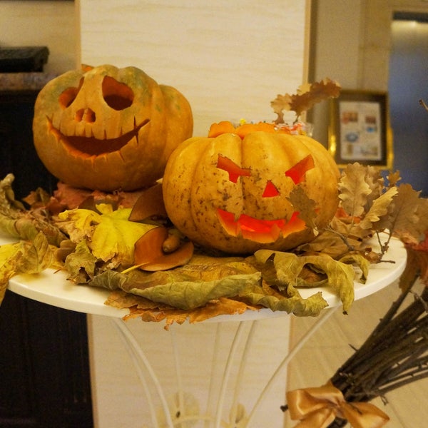 В поддержку духа Хэллоуина члены команды Александрии вырезали и украсили тыквами отель. А Вы отмечаете этот праздник?