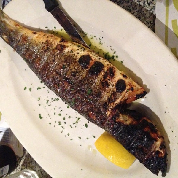 Foto tomada en Uncle Nick&#39;s Greek Cuisine  por Julia M. el 6/4/2014