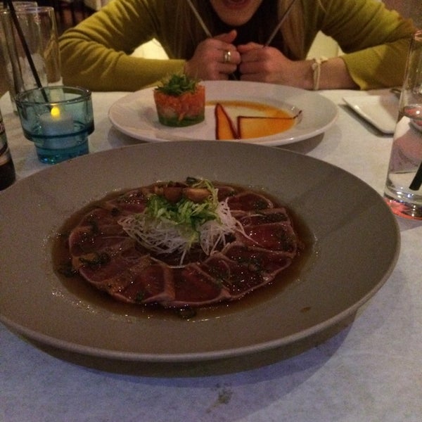 Foto diambil di Amura Sushi and Steak oleh Randy F. pada 3/22/2014