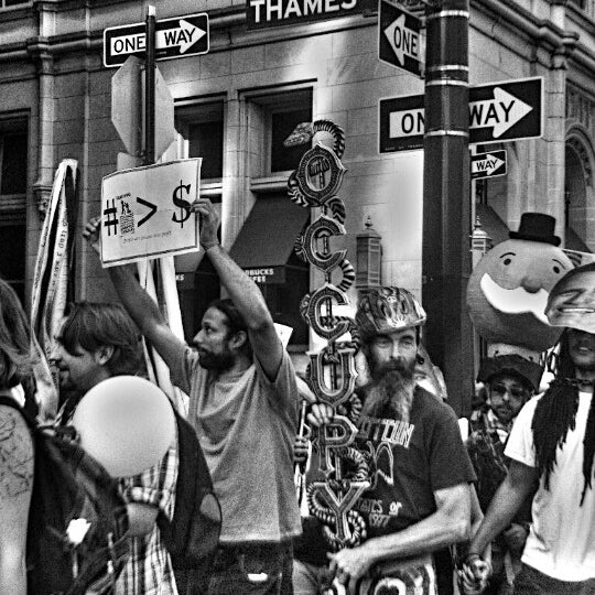 Снимок сделан в Occupy Wall Street пользователем Randy S. 9/18/2012