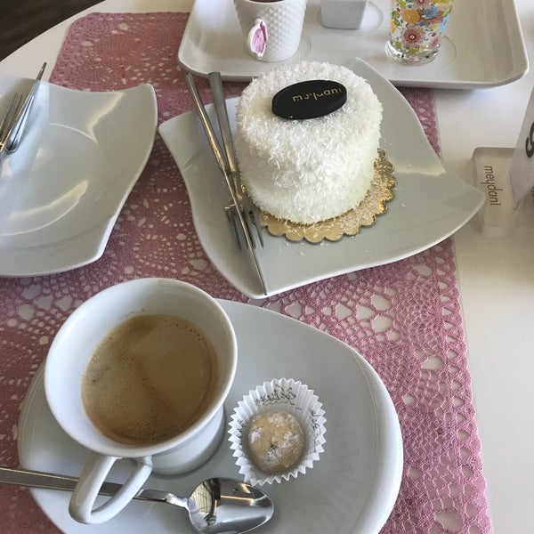 Foto scattata a Meydani Cafe &amp; Pastane da Kıvanç il 7/23/2018