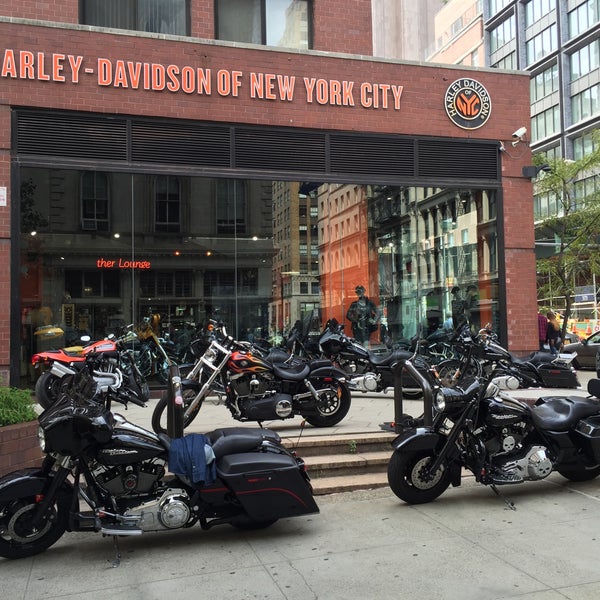 9/27/2015 tarihinde Oksana L.ziyaretçi tarafından Harley-Davidson of New York City'de çekilen fotoğraf