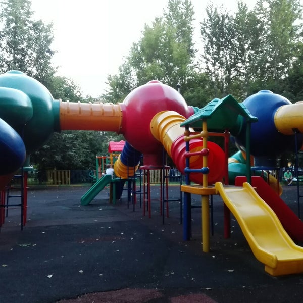 детская площадка на трубной. парк горького москва игровая площадка салют. детская площадка с горкой трубой. Sminex детская площадка. площадка труба.