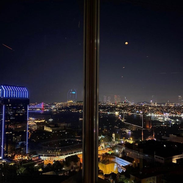 Foto diambil di City Lights Restaurant &amp; Bar InterContinental Istanbul oleh S K. pada 4/20/2023