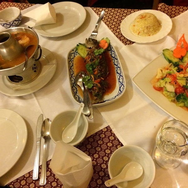Das Foto wurde bei Bangkok Thai Restaurant von Arifah I. am 2/6/2015 aufgenommen