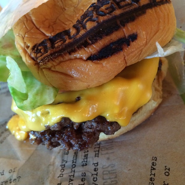 Foto tomada en BurgerFi  por Michael A. el 12/17/2014