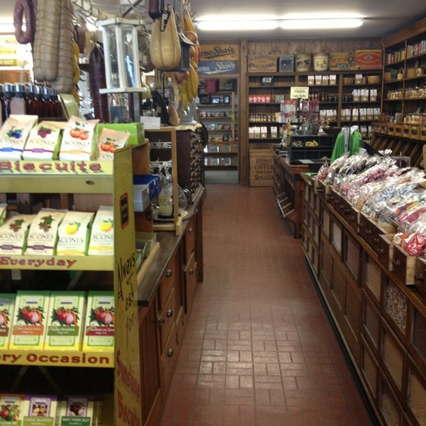 Women's clothing магазин. Home goods store. Red retail. Cheap store. Cheap store.