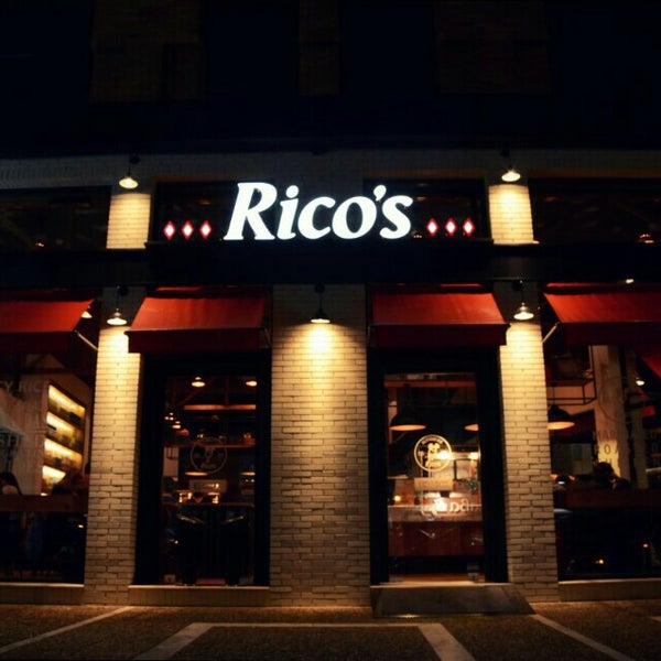 Das Foto wurde bei Rico&#39;s Rotisserie von Stamatakis S. am 9/9/2014 aufgenommen