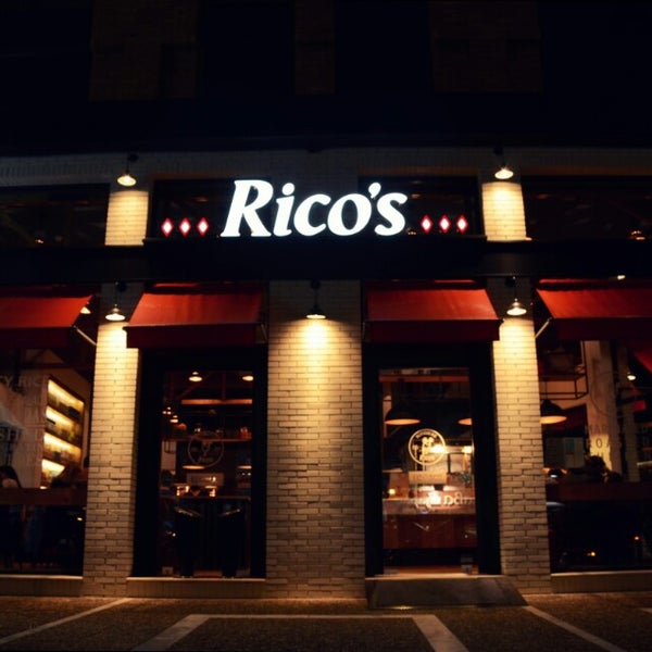 Das Foto wurde bei Rico&#39;s Rotisserie von Stamatakis S. am 3/22/2014 aufgenommen