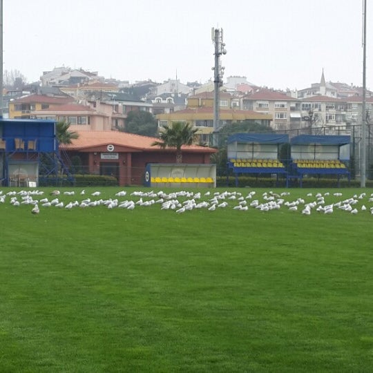 รูปภาพถ่ายที่ Fenerbahce Spor Okulları โดย Burcin S. เมื่อ 2/15/2014