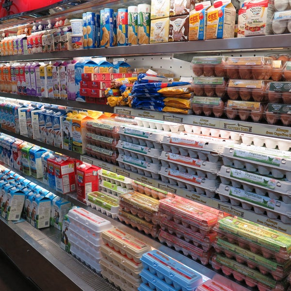 Das Foto wurde bei Food Train Market von Food Train Market am 4/26/2014 aufgenommen