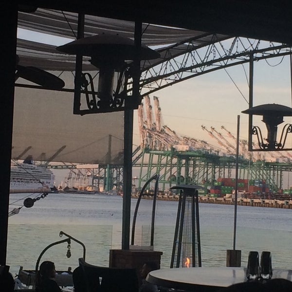 รูปภาพถ่ายที่ Ports O&#39; Call Waterfront Dining Restaurant โดย Yesenia A. เมื่อ 12/21/2015